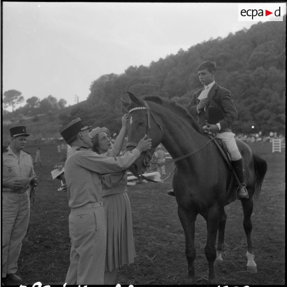 Le général Degatigne remet les prix aux gagnants du concours hippique.