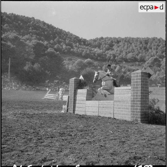 Un cavalier franchit un obstacle de la piste du Chenoua.