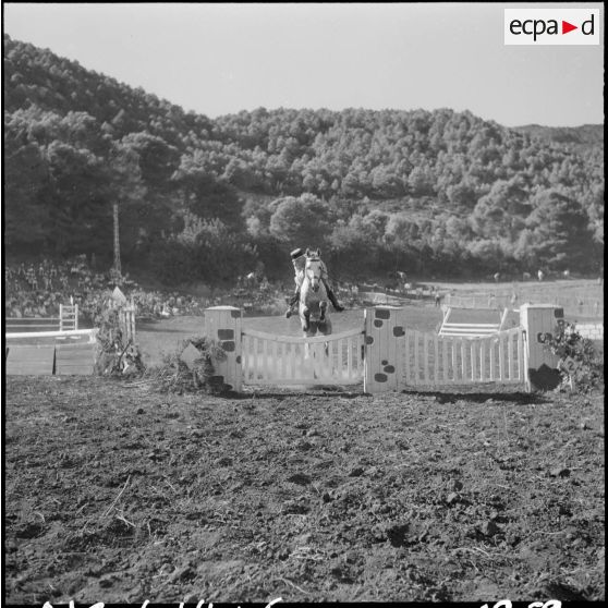 Un cavalier franchit un obstacle de la piste du Chenoua.