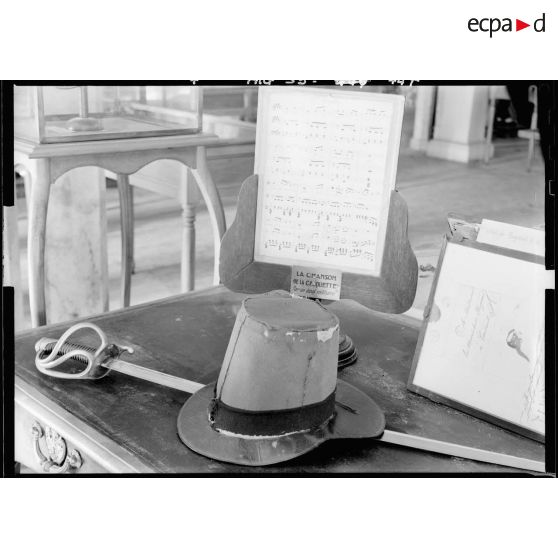 Casquette d'Afrique du maréchal Bugeaud, exposée avec son sabre d'honneur, devant la partition de "La chanson de la casquette" de l'armée d'Afrique qui a contribué à l'immortaliser.