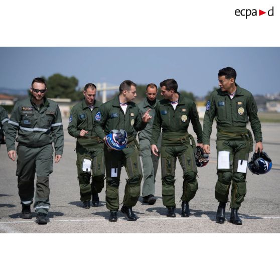 Les pilotes de la Patrouille de France rejoignent leur avion sur la base aérienne (BA) 701 de Salon-de-Provence.