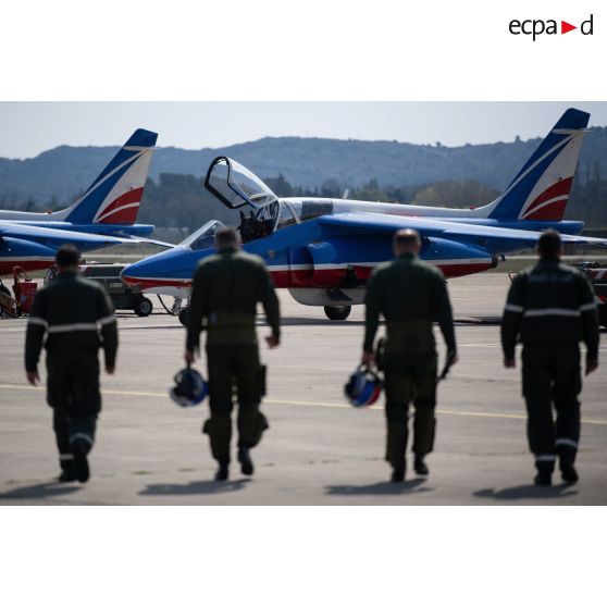 Les pilotes de la Patrouille de France se dirigent vers leur Alphajet sur la base aérienne (BA) 701 de Salon-de-Provence.