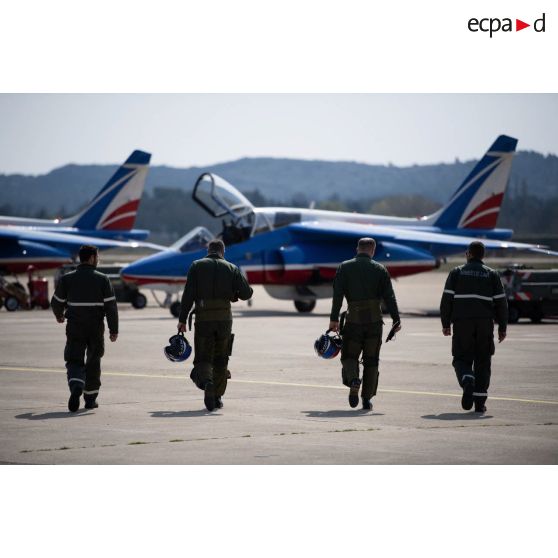 Les pilotes de la Patrouille de France se dirigent vers leur Alphajet sur la base aérienne (BA) 701 de Salon-de-Provence.