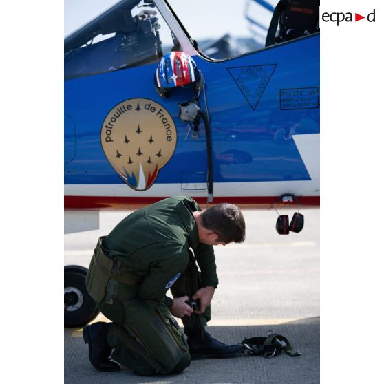 Le commandant Aurélien termine de s'équiper pour un vol à bord de son avion Alphajet sur la base aérienne (BA) 701 de Salon-de-Provence.