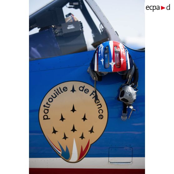 Un casque de pilote est accroché au cockpit d'un avion Alphajet de la Patrouille de France sur la base aérienne (BA) 701 de Salon-de-Provence.