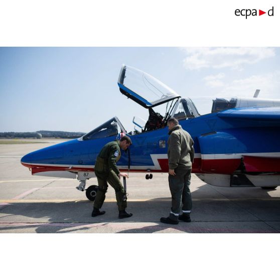 Le commandant Aurélien termine de se préparer aux côtés du sergent Romain, son mécanicien, pour un vol à bord de son avion Alphajet sur la base aérienne (BA) 701 de Salon-de-Provence.