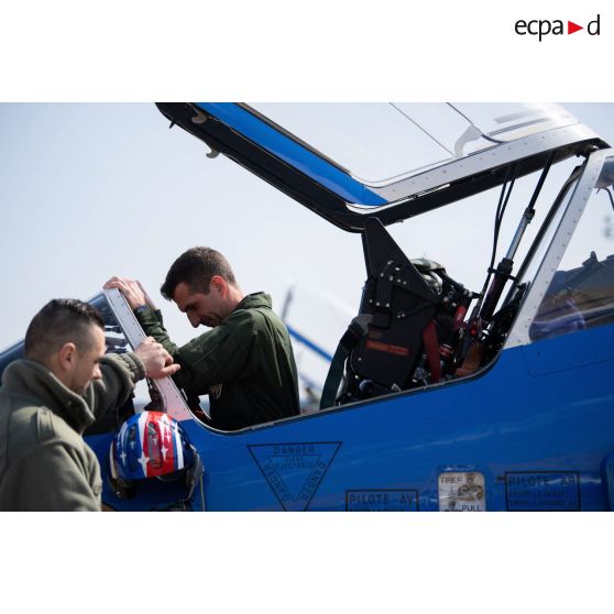 Le commandant Aurélien termine de se préparer aux côtés du sergent Romain, son mécanicien, pour un vol à bord de son avion Alphajet sur la base aérienne (BA) 701 de Salon-de-Provence.