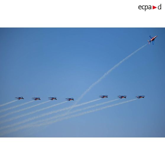 Les avions Alphajet de la Patrouille de France rompent leur formation en vol au-dessus de la base aérienne (BA) 701 de Salon-de-Provence.