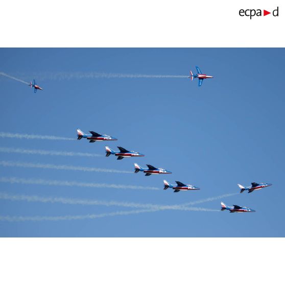 Les avions Alphajet de la Patrouille de France rompent leur formation en vol au-dessus de la base aérienne (BA) 701 de Salon-de-Provence.