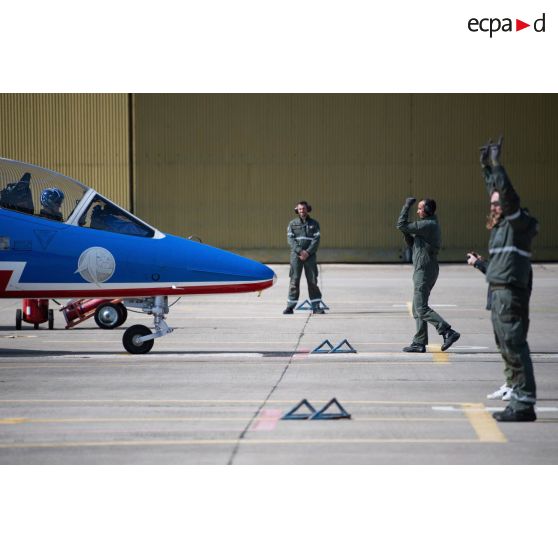 Les mécaniciens accueillent les avions Alphajet de la Patrouille de France à leur retour d'un vol d'entraînement sur la base aérienne (BA) 701 de Salon-de-Provence.