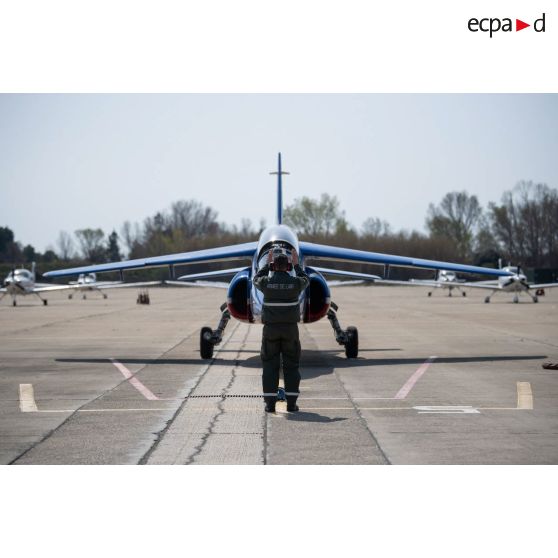 Un mécanicien guide le placement d'un avion Alphajet de la patrouille de France sur le tarmac de la base aérienne (BA) 701 de Salon-de-Provence.