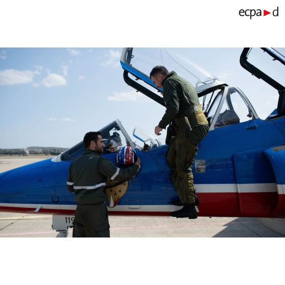 Le capitaine Julien est accuelli par son mécanicien, l'adjudant-chef Yannick, à la descente de son avion Alphajet sur la base aérienne (BA) 701 de Salon-de-Provence.