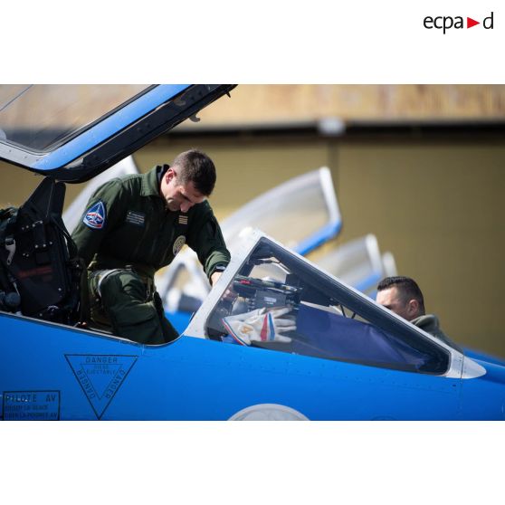 Le commandant Aurélien descend de son avion Alphajet à son arrivée sur la base aérienne (BA) 701 de Salon-de-Provence.