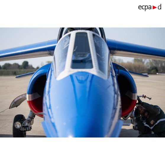 Un mécanicien alimente un avion Alphajet de la Patrouille de France pour le premier vol de la journée sur la base aérienne (BA) 701 de Salon-de-Provence.