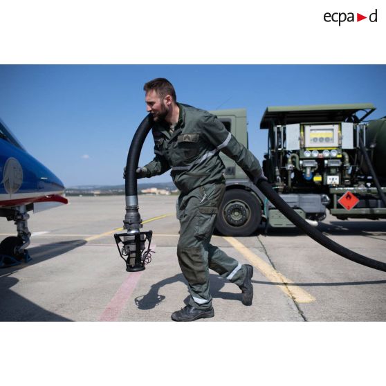 Un mécanicien avitaille en carburant un avion Alphajet de la Patrouille de France pour le premier vol de la journée sur la base aérienne (BA) 701 de Salon-de-Provence.