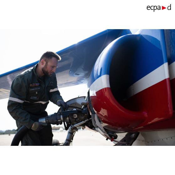 Un mécanicien avitaille en carburant un avion Alphajet de la Patrouille de France pour le premier vol de la journée sur la base aérienne (BA) 701 de Salon-de-Provence.