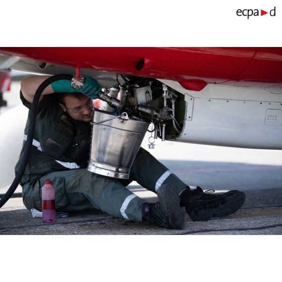 Un mécanicien purge un avion Alphajet de la Patrouille de France pour le premier vol de la journée sur la base aérienne (BA) 701 de Salon-de-Provence.