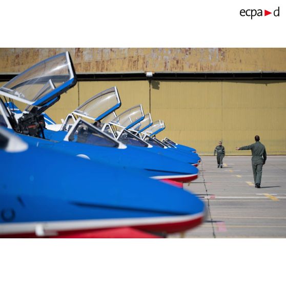 Des mécaniciens préparent des avions Alphajet de la Patrouille de France pour le premier vol de la journée sur la base aérienne (BA) 701 de Salon-de-Provence.