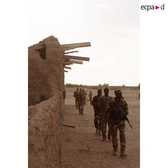 Un groupe de soldats franco-maliens patrouille dans les rues du village d'Amachache, au Mali.