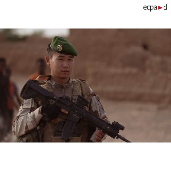 Un légionnaire du 2e régiment étranger de génie (REG) patrouille à Amachache, au Mali.