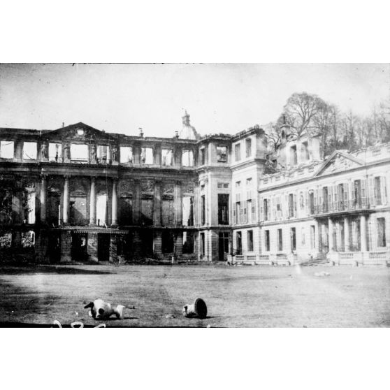 [Façade du château de Saint-Cloud après un incendie durant la guerre de 1870].