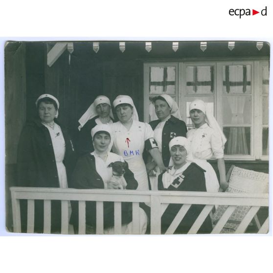 1914-1918. Mont Frenet. Equipe de femmes. Mme de Boisboissel, Melle Juge, Mme de Gennes, Mme Mangin, Melle Namur, Melles Frontault (Suzanne morte du typhus). [légende d'origine]