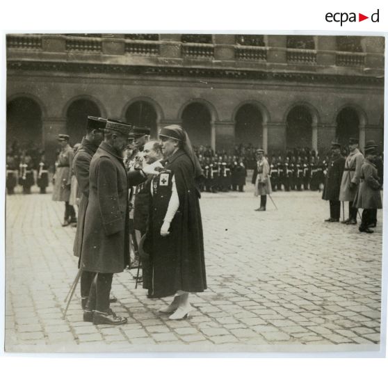 Mme de Gennes décorée par le général Gouraud. [légende d'origine]