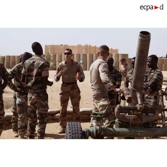 Des artilleurs du 93e régiment d'artillerie de montagne (RAM) encadrent une instruction au tir de mortier 120 mm rayé tracté (MO 120 RT) sur la base de Tessalit, au Mali.