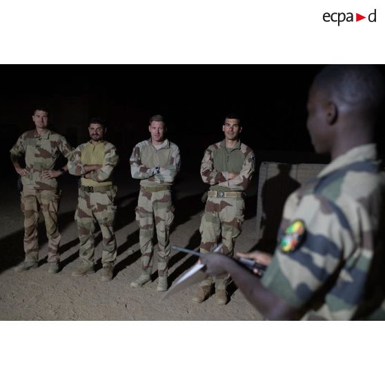 Un soldat malien obtient son diplôme de guideur aérien tactique avancé (GATA) au terme d'une formation à Tessalit, au Mali.