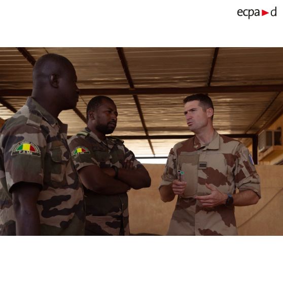 Un instructeur du 93e régiment d'artillerie de montagne (RAM) assure une formation théorique en artillerie auprès de soldats maliens à Tessalit, au Mali.