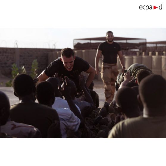 Des instructeurs encadrent une séance d'échauffement auprès de soldats maliens sur la base de Tessalit, au Mali.