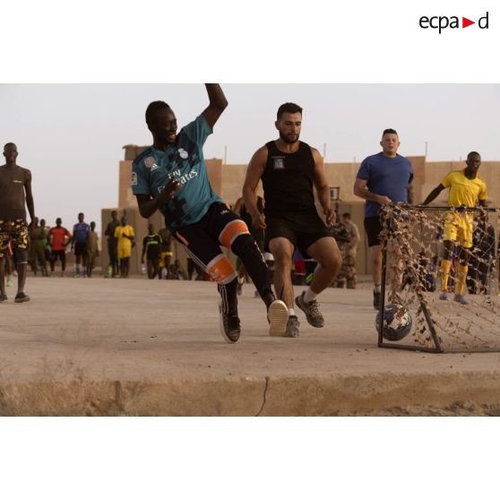 Un soldat malien marque un but lors d'un match de football à Tessalit, au Mali.