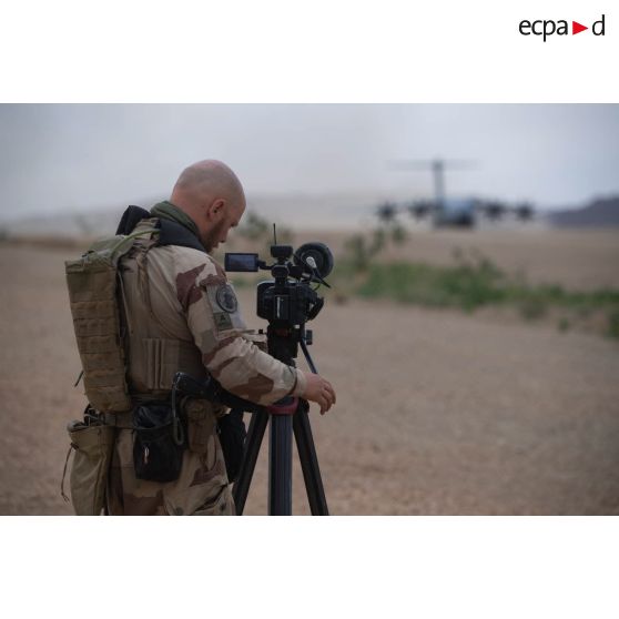 L'oéprateur vidéo Quentin filme l'atterrissage d'un avion A400 M Atlas, au Mali.