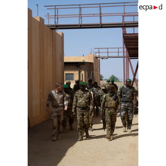 Le capitaine Florent accompagne la visite du général de brigade Oumar Diarra au centre de formation de la base de Tessalit, au Mali.