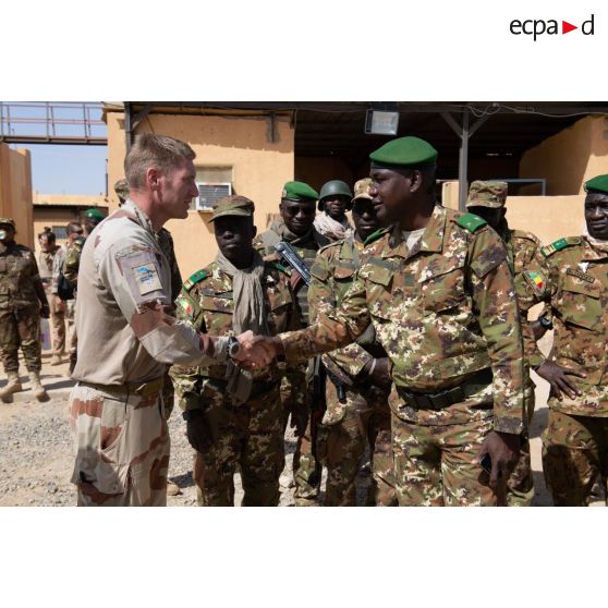 Le capitaine Florent prend congé du général de brigade Oumar Diarra au terme de sa visite au centre de formation de la base de Tessalit, au Mali.