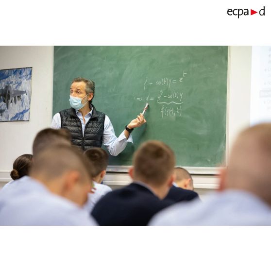 Un professeur enseigne les mathématiques à des élèves en classe préparatoire physique et sciences de l'ingénieur (PSI) du lycée militaire d'Aix-en-Provence.