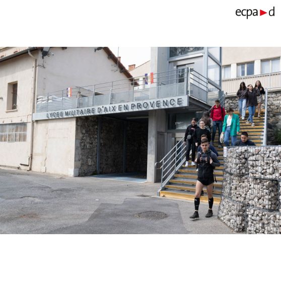 Des élèves partent en quartier libre au lycée militaire d'Aix-en-Provence.