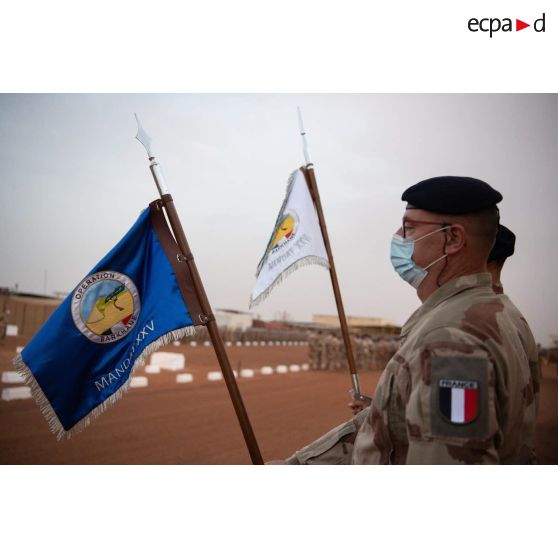 Portrait des portes-drapeaux des groupements tactiques désert logistiques (GTD-LOG) Charentes et Taillefer lors d'une cérémonie à Gao, au Mali.