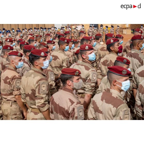 Rassemblement des soldats du 8e régiment parachutiste d'infanterie de marine (RPIMa) pour une cérémonie à Gao, au Mali.