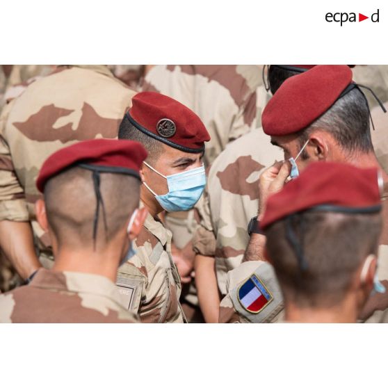 Rassemblement des soldats du 8e régiment parachutiste d'infanterie de marine (RPIMa) pour une cérémonie à Gao, au Mali.