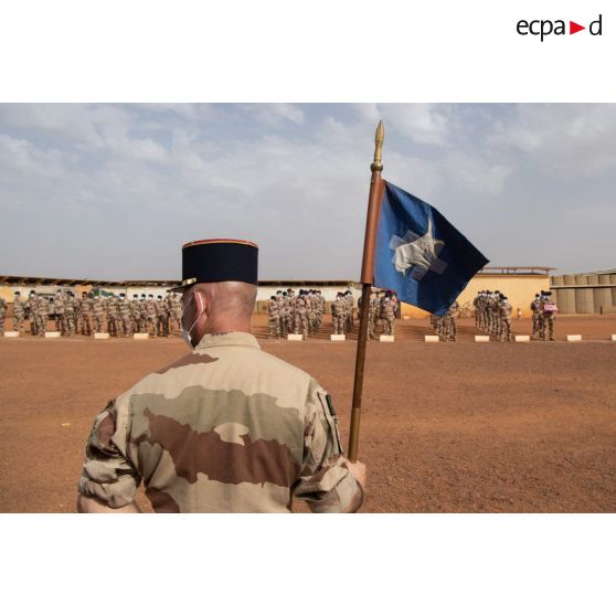 Portrait du porte-drapeau du 126e régiment d'infanterie (RI) lors d'une cérémonie à Gao, au Mali.