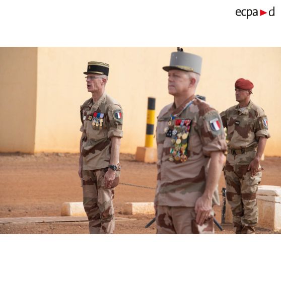 Le général de division Marc Conruyt préside une cérémonie au côtés du colonel Christophe Follet à Gao, au Mali.