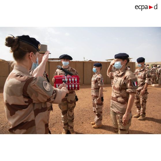 Le général de division Marc Conruyt remet la médaille d'Outre-mer à un médecin du Service de santé des armées (SSA) lors d'une cérémonie à Gao, au Mali.