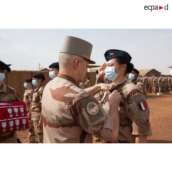 Le général de division Marc Conruyt remet la médaille d'Outre-mer à un adjudant-chef de l'armée de l'Air lors d'une cérémonie à Gao, au Mali.