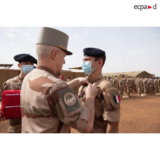 Le général de division Marc Conruyt remet la médaille d'Outre-mer à un soldat de première classe lors d'une cérémonie à Gao, au Mali.