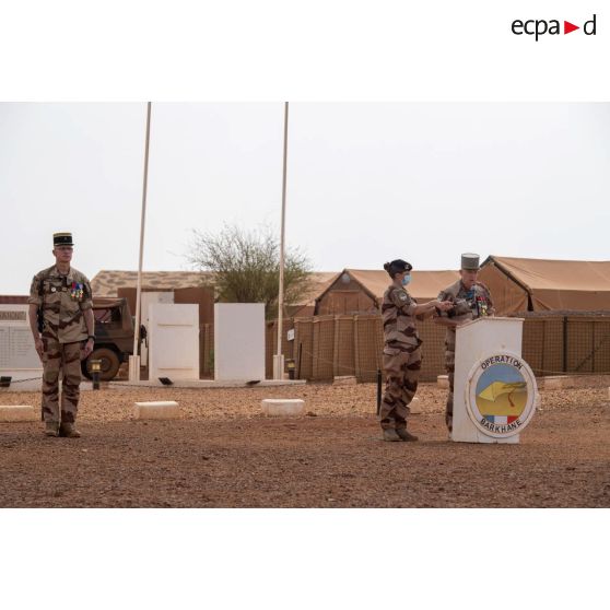 Le général de division Marc Conruyt lit l'ordre du jour lors d'une cérémonie à Gao, au Mali.