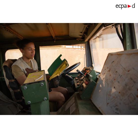 Le sergent Ashley vérifie sa feuille de route au volant d'un camion-citerne à Gao, au Mali.