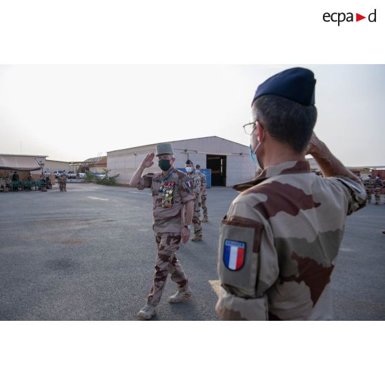 Le général de division Marc Conruyt passe les troupes en revue aux côtés du colonel Yann Malard et du lieutenant-colonel Yann Kerneis lors d'une cérémonie sur la base de Niamey, au Niger.