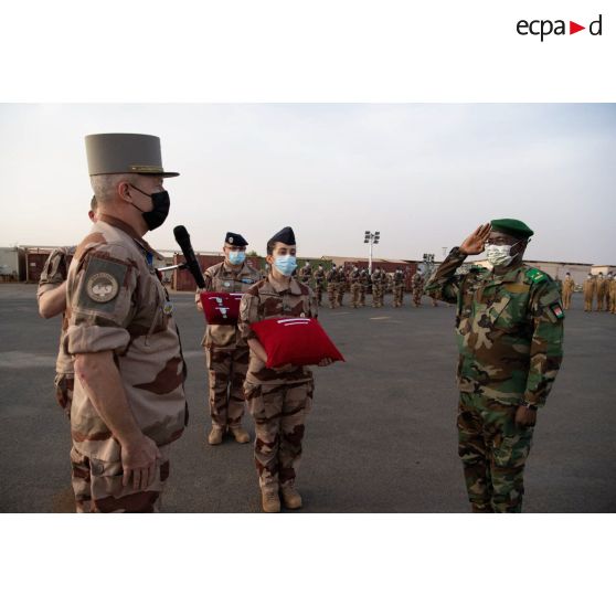 Le général de division Marc Conruyt remet la médaille de la Légion d'honneur au général de brigade Oumarou Namata Gazama sur la base de Niamey, au Niger.