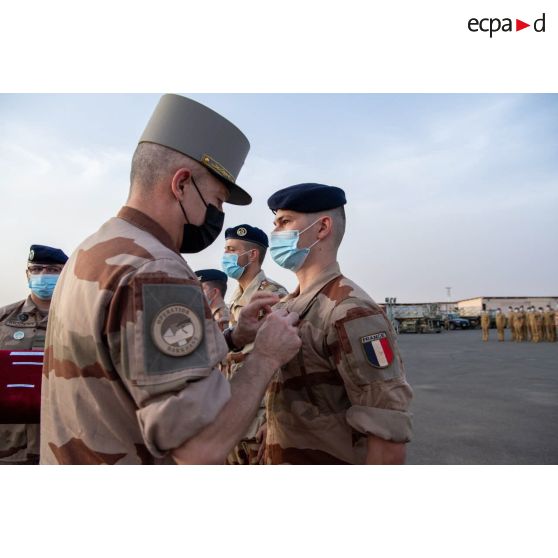 Le général de division Marc Conruyt remet la médaille d'Outre-mer au sergent Tony lors d'une cérémonie sur la base de Niamey, au Niger.